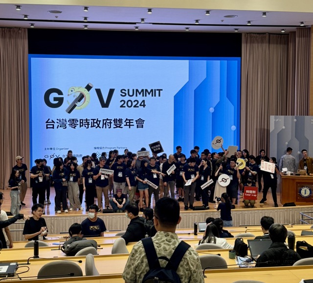 The volunteer g0v team on stage at the end of the g0v summit 2024.