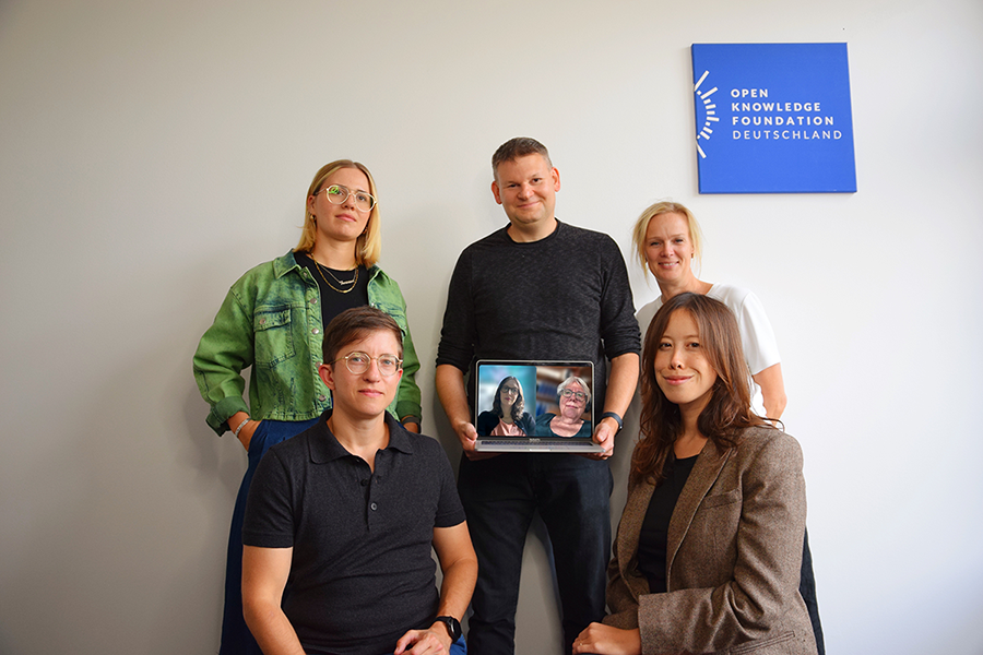 von links nach rechts: Elina Eickstädt, Felix Reda, Dr. Stefan Heumann, Kristina Klein, Fiona Krakenbürger, auf dem Bildschirm: Lea Gimpel und Gabriele C. Klug