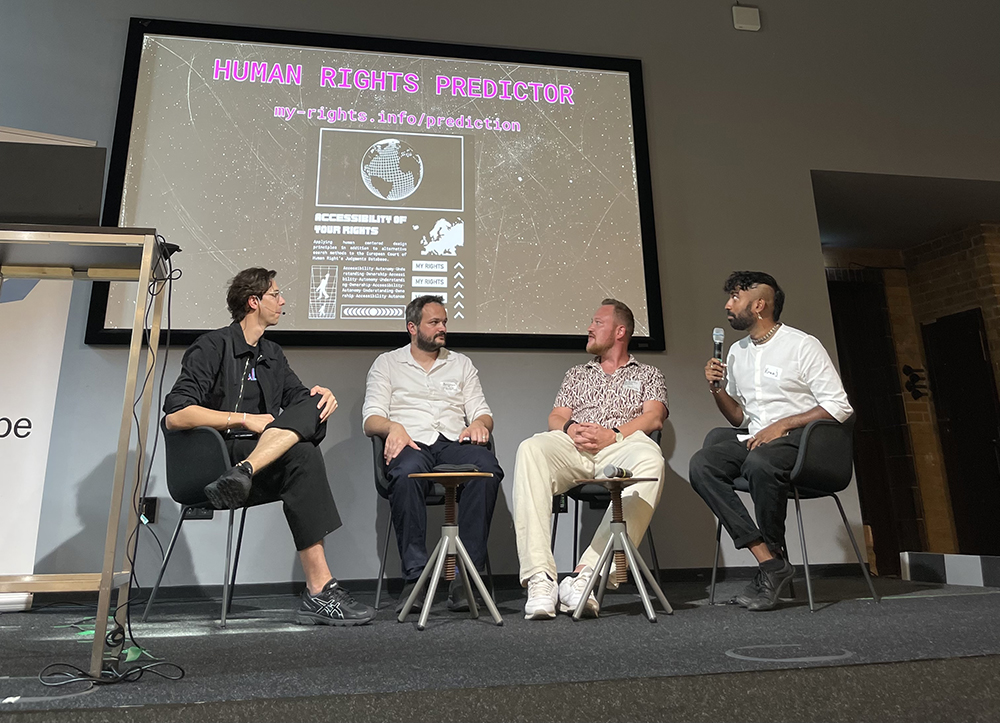 Johannes Twiefel (DocDialog), Benjamin Degenhart (Förderfunke) und Viraaj Akuthota (Human Rights Predictor) bei ihrem Panel